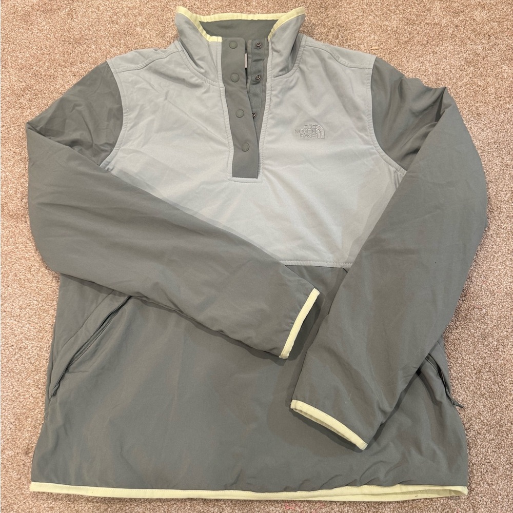 The North Face women’s Two-Tone Green Windbreaker